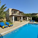 Penelope Kefalonia فيلة سبارتيا